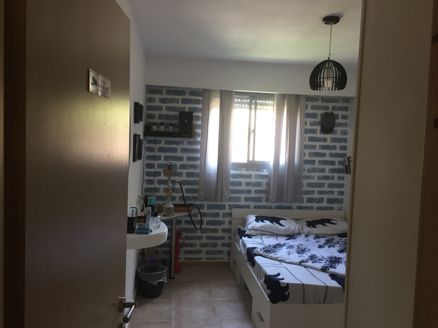 אחרי: קיר מעוצב בדמוי לבנים בחדר השינה, אשדוד