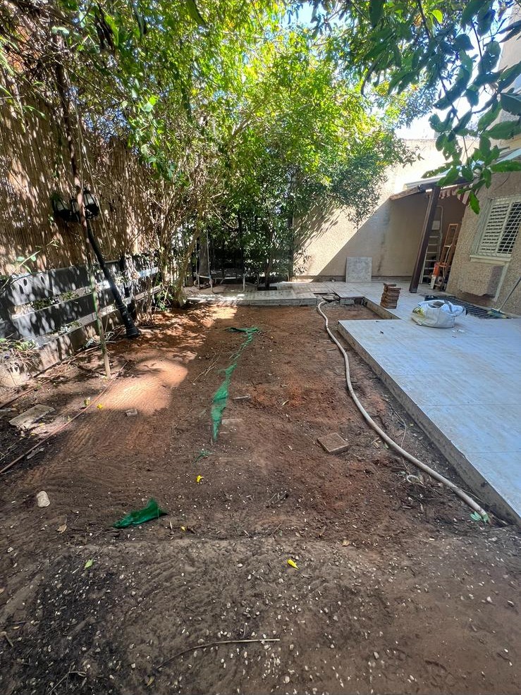 לפני: חצר ריקה לפני בניית הדק, הרצליה פיתוח
