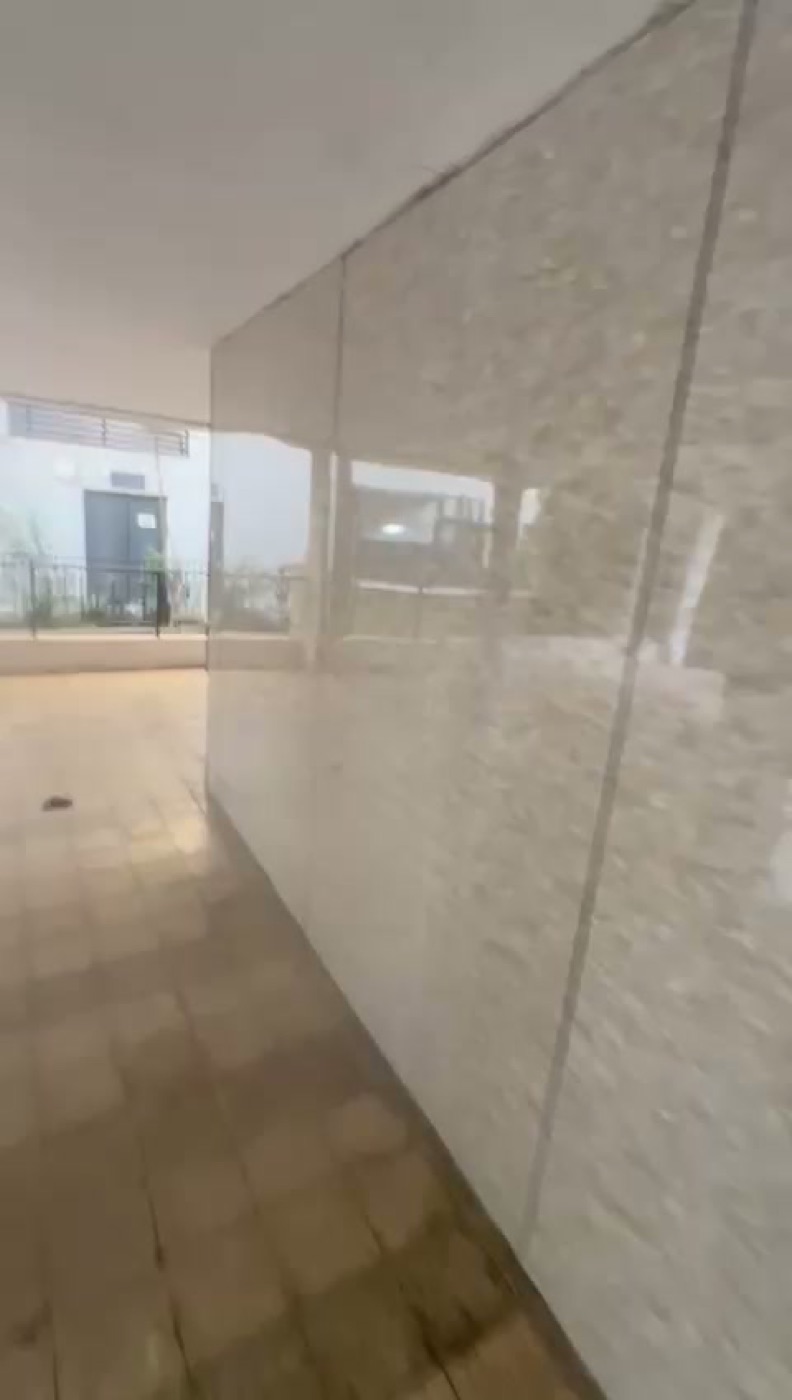אחרי: קיר כניסה מחופה בדמוי אבן, רמת גן