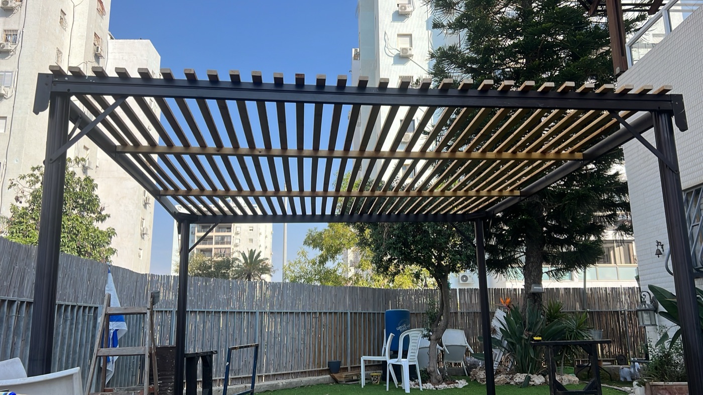 אחרי: פרגולת עץ וספסלים בגינה, אשדוד