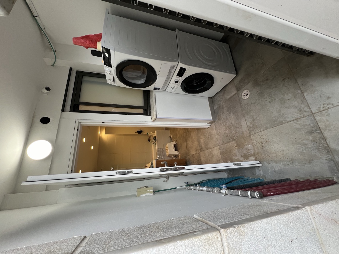 אחרי: מרפסת שירות מסודרת עם מכונות כביסה, ראשון לציון